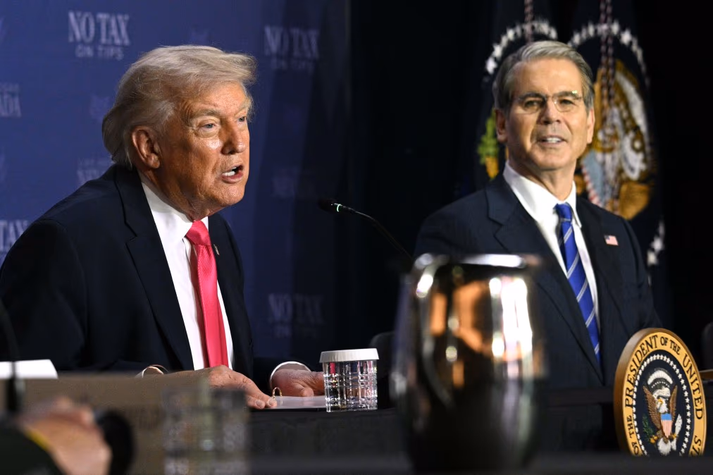トランプ大統領と財務長官スコット・ベセント氏が並ぶ会議の様子