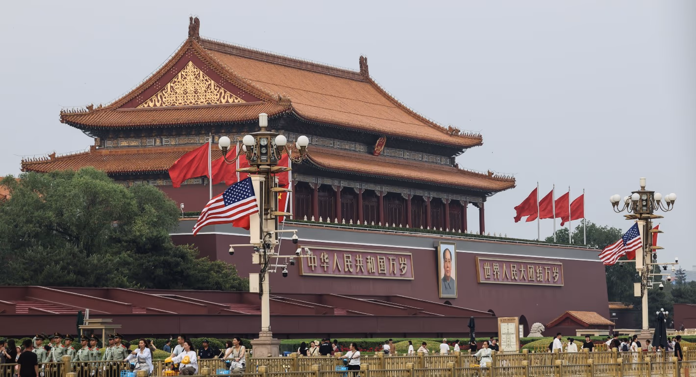 天安門前にはためく米中両国旗。AI安全性対話を象徴する一枚