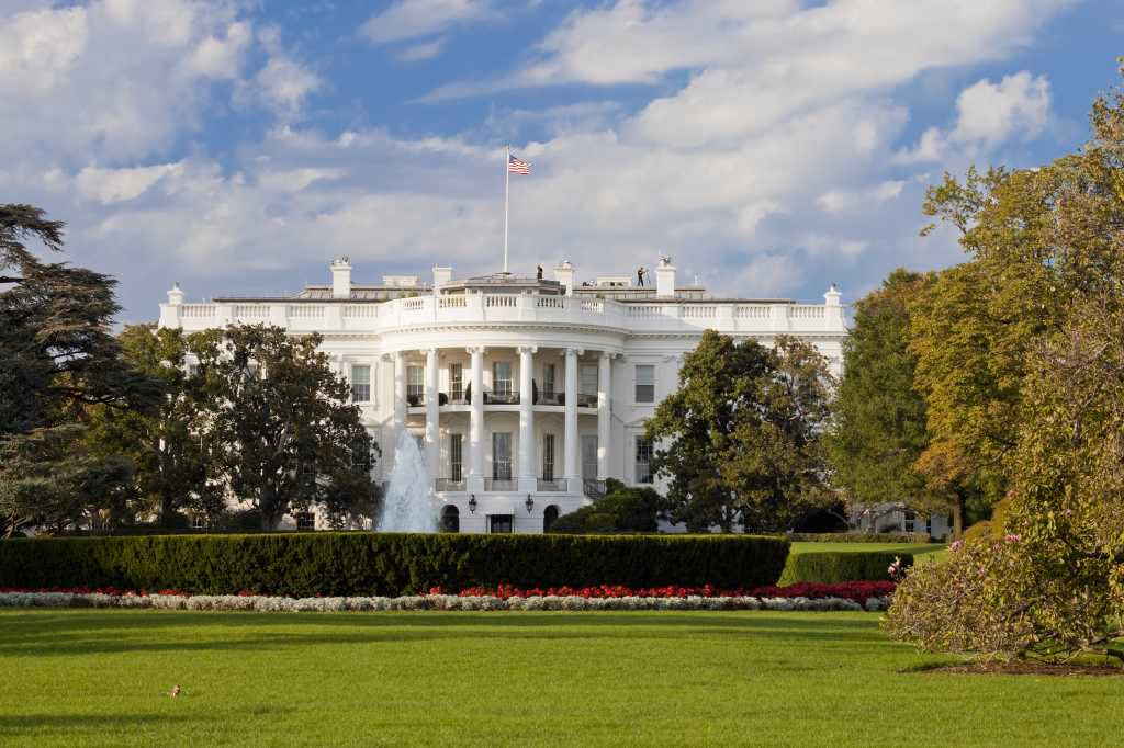 米ホワイトハウス本館の外観。AIの国家安全保障リスクをめぐる政策議論の中心地