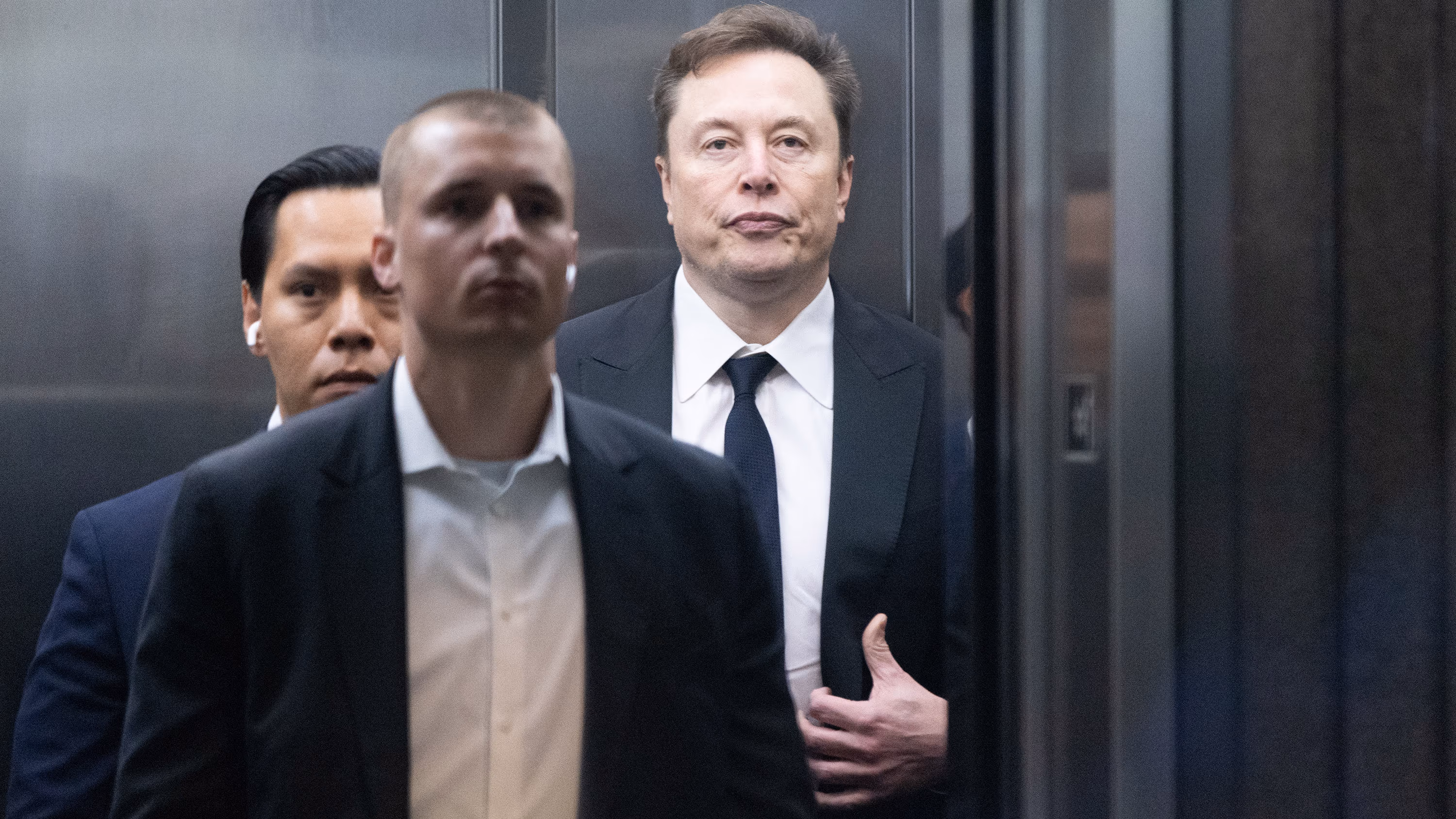 法廷外でのMusk v. Altman裁判のイメージ