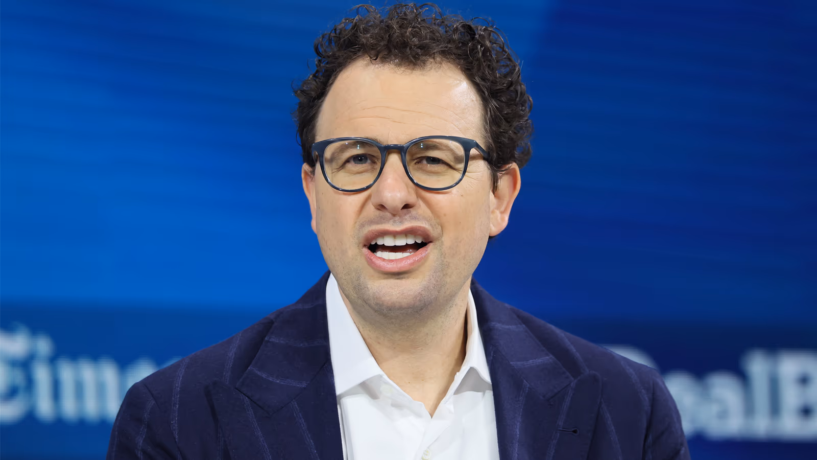 Anthropic CEO Dario Amodei氏が会議で発言する様子