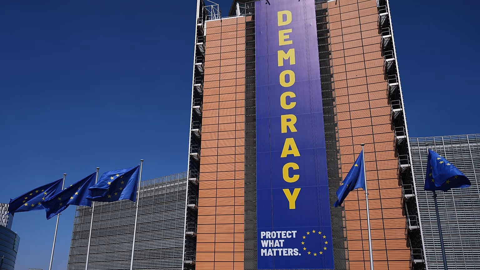EU AI Actの簡素化合意を伝える欧州議会の様子
